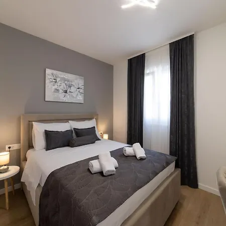 Luxury With Heated Pool And Lounge Area Kastela