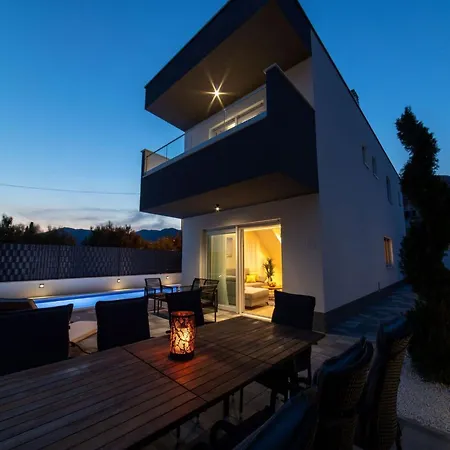 Luxury With Heated Pool And Lounge Area