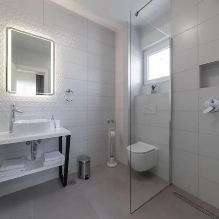 Luxury With Heated Pool And Lounge Area Villa *