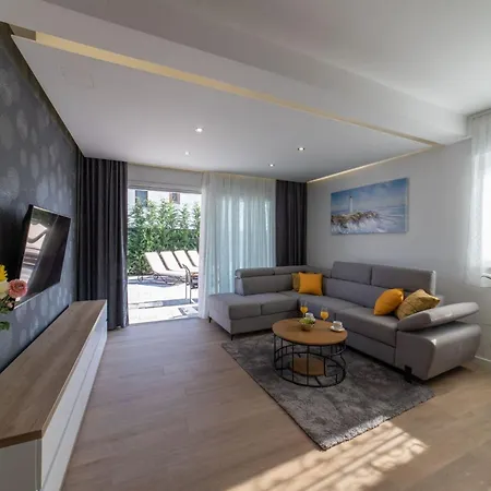 Luxury With Heated Pool And Lounge Area * Kastela