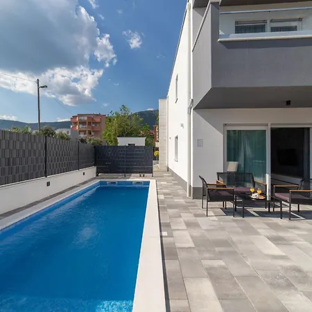 Luxury With Heated Pool And Lounge Area Villa