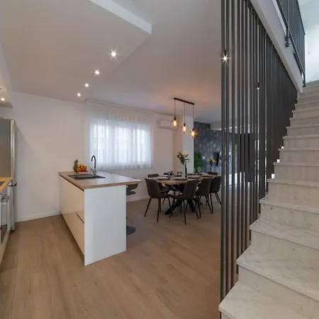 Villa Luxury With Heated Pool And Lounge Area *