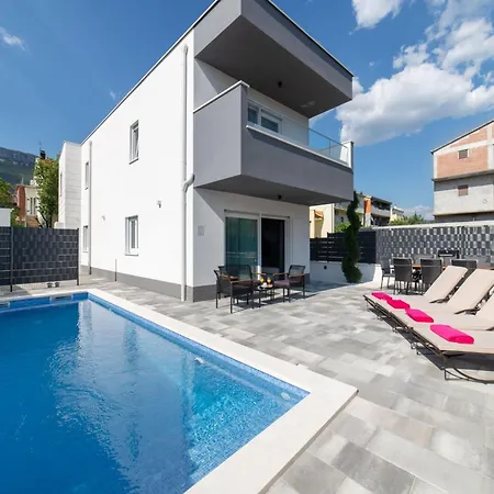 Villa Luxury With Heated Pool And Lounge Area Kastela
