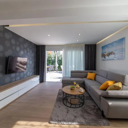 Luxury With Heated Pool And Lounge Area *
