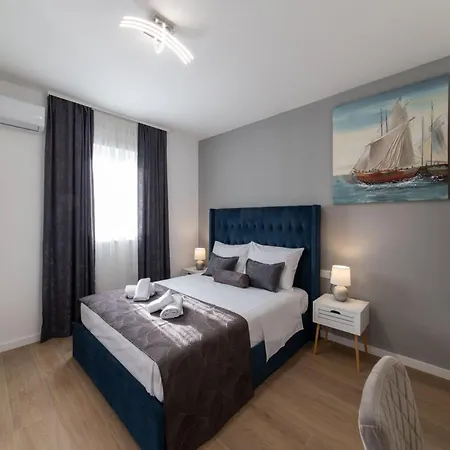 Luxury With Heated Pool And Lounge Area Kastela