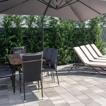 Luxury With Heated Pool And Lounge Area