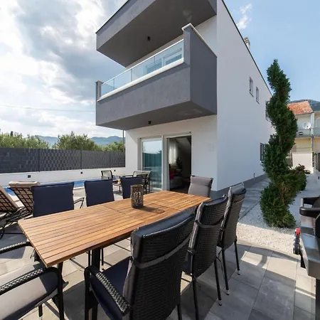 Luxury With Heated Pool And Lounge Area Villa Kastela