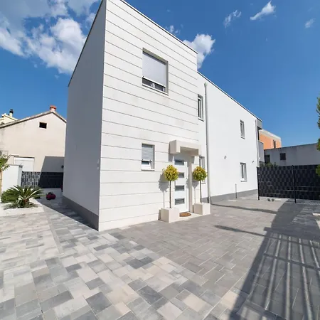 Luxury With Heated Pool And Lounge Area Villa